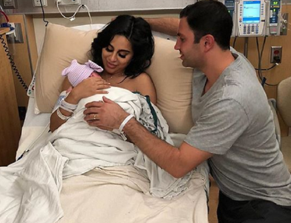 KAKVA SRAMOTA! Fotografije rijaliti zvezde sa novorođenom ćerkicom su dno dna!