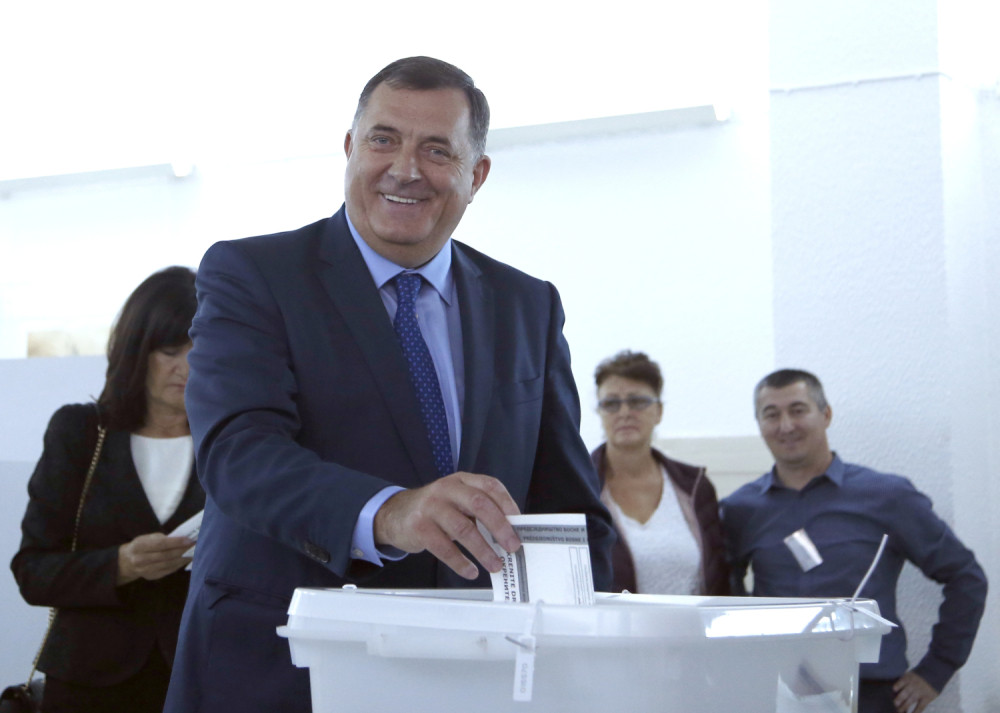 Dodik došao raspoložen na glasanje, ispričao vic i oduševio sve prisutne (FOTO)