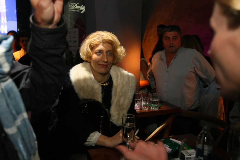 Ti dobijaš mentalni triper ako se ljubiš sa kretenom, zato se k*rve ne ljube u usta!