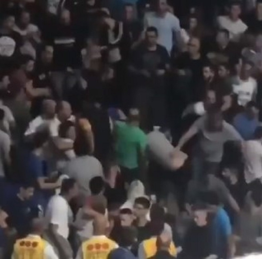 Pošibali se navijači Zvezde i Budućnosti, sevale pesnice, leteli zubi (VIDEO)