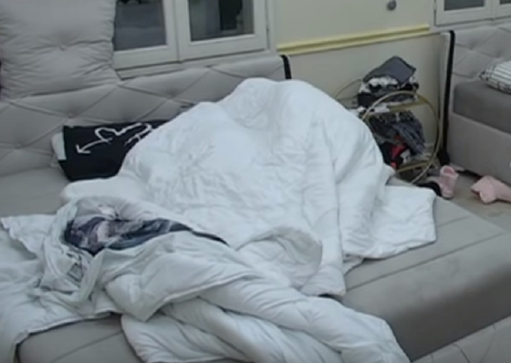 "MRDA LI SE?" Pao se*s u "Zadruzi", uhvaćeni usred akcije ispod jorgana!