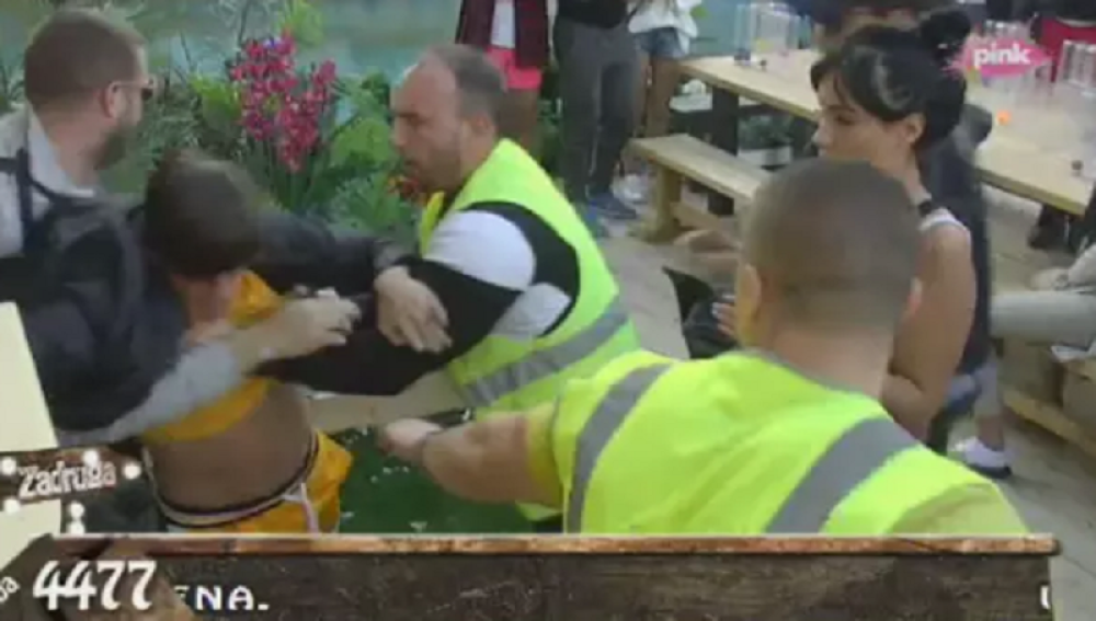 FIZIČKI KONTAKT I JAK UDARAC Jelena Golubović nasrnula, zadrugarka prebledela! OBRAČUNALE SE