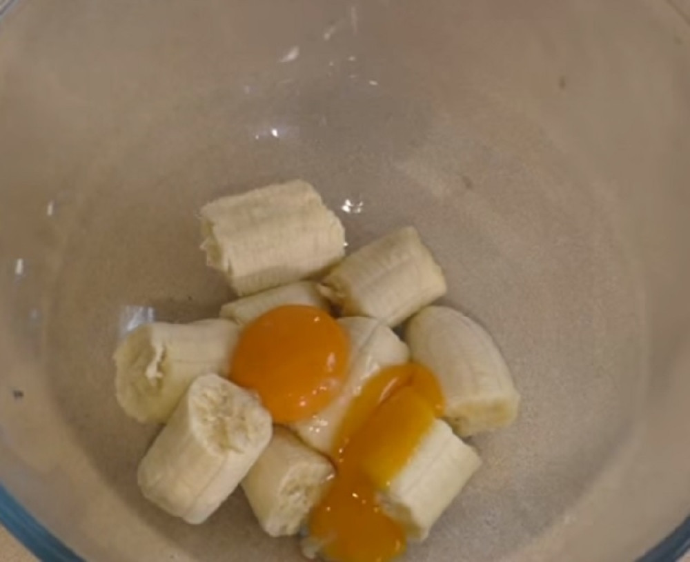 Pomešao je dve banane i dva žumanca: Dobio je najukusniji kolač na svetu, spreman za 20 minuta!