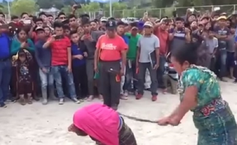 UZNEMIRUJUĆI VIDEO Majka odvela ćerku (35) na fudbalski teren, navukla joj majicu preko glave i počela najstrašnije da je šiba pred ljudima!