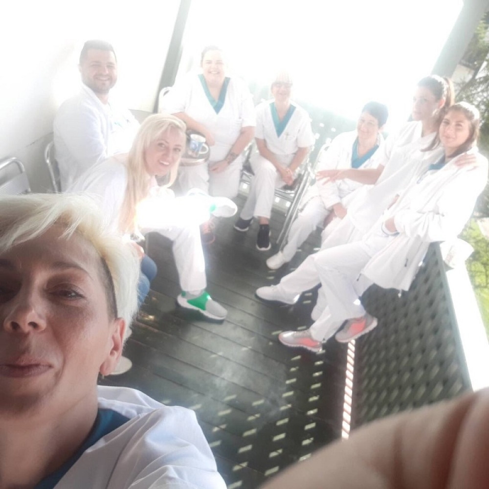 Svi dele selfi nasmejanih srpskih lekara, ali jedan detalj je otkrio strašnu istinu o njihovim životima (FOTO)