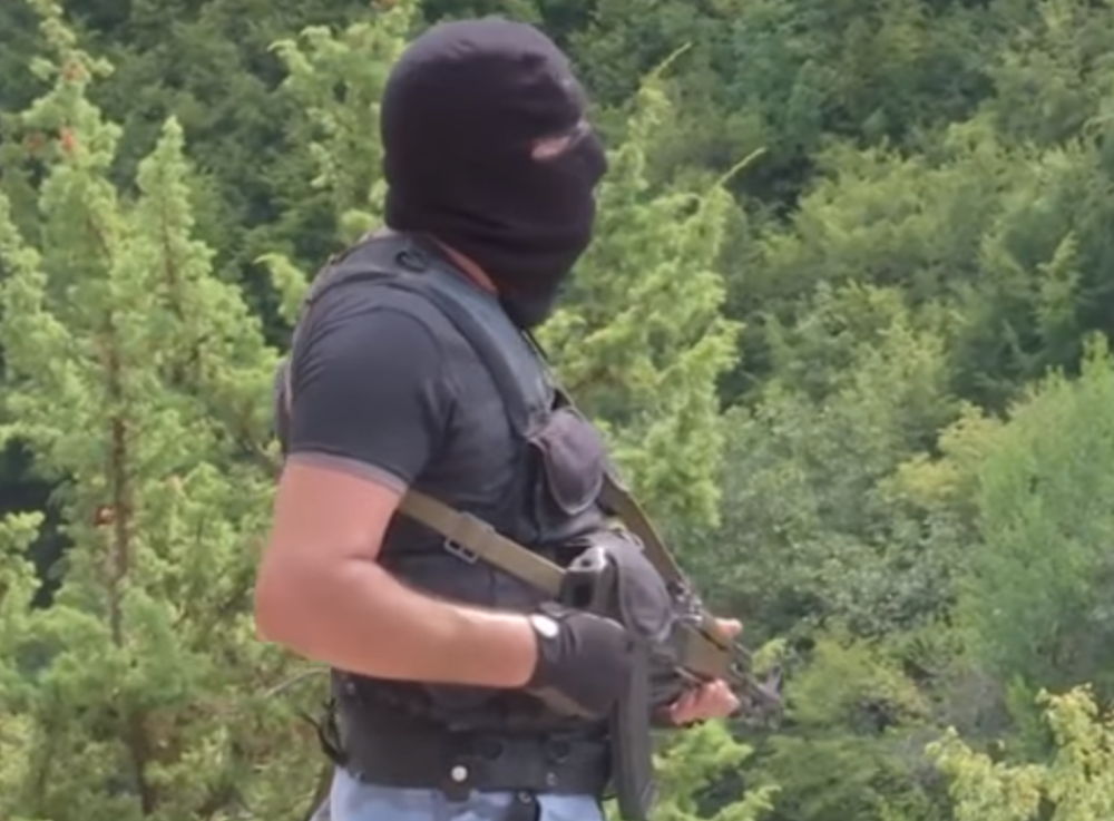 Kamionima odvoze radnike u berbu, među kojima su i deca.. A plantaže cuvaju naoružani stražari