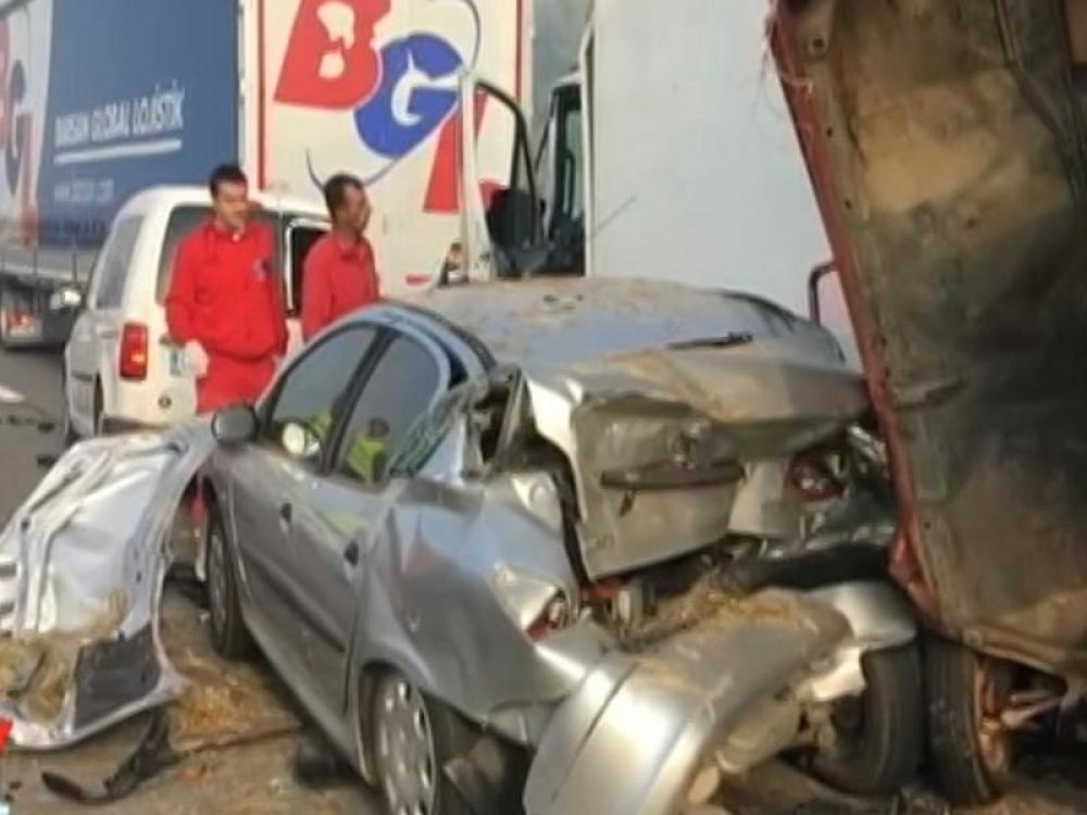"Video sam u kolima mrtvu ženu, a pored nje dvoje dece..." Užasna ispovest očevica nesreće na autoputu Beograd-Niš (FOTO)