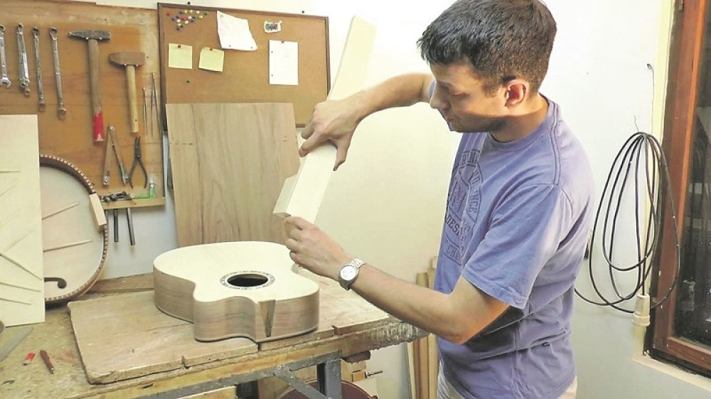 Samouki majstor iz Bečeja izrađuje različite modele gitara: Aleksandra traže sve do Islanda (FOTO)