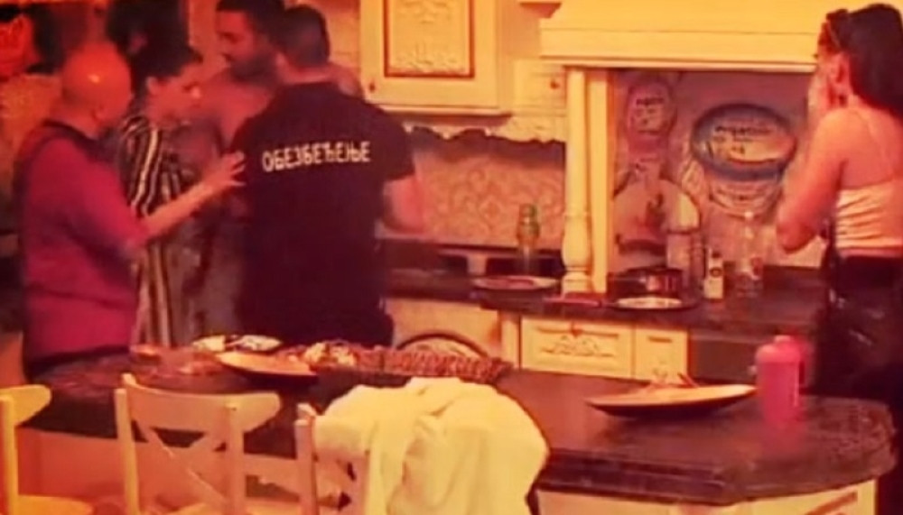 Hteo da se ubije pred kamerama, otrčao do kuhinje i zgrabio nož!