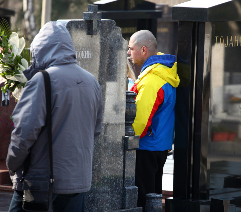 Bio je poznati pevač, a onda ga je kriza naterala da kod Kineza prodaje patosnice!