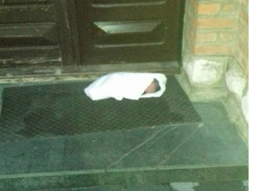 Dečak rođen pre nekoliko dana pronađen u Čajetini umotan u ćebe, kamere snimile ženu kako odlazi