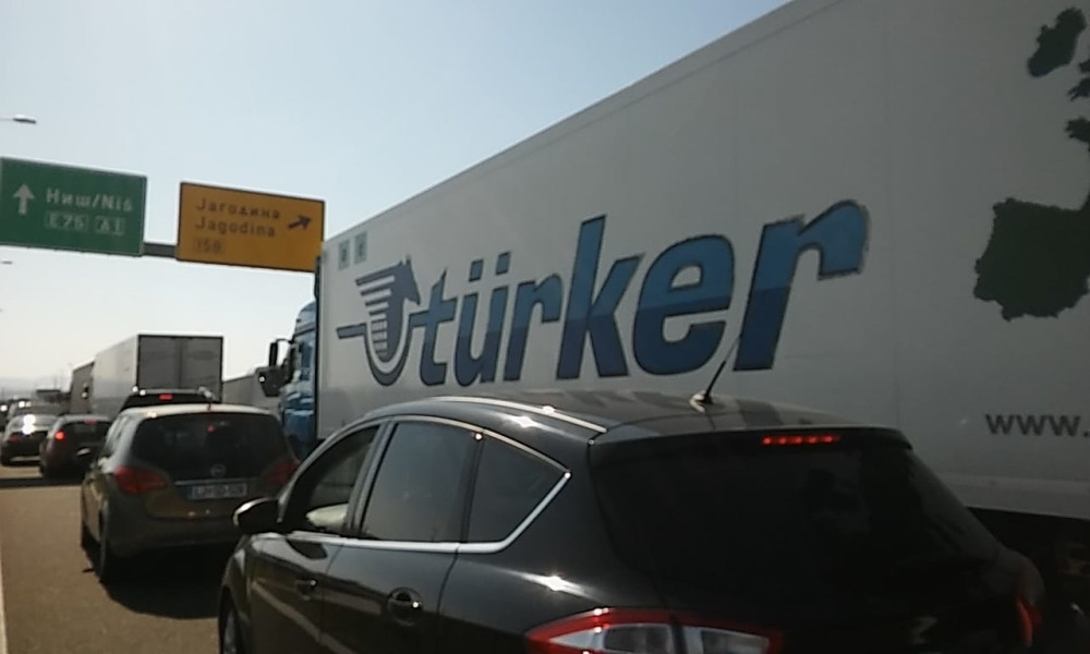 Na pojedinim graničnim prelazima se čeka i do dva sata