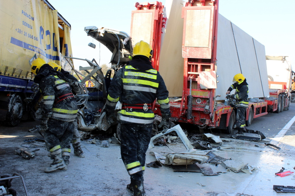 Vatrogasci satima vade poginule i povređene, kolone izlomljenih automobila, nezapamćena nesreća (FOTO)