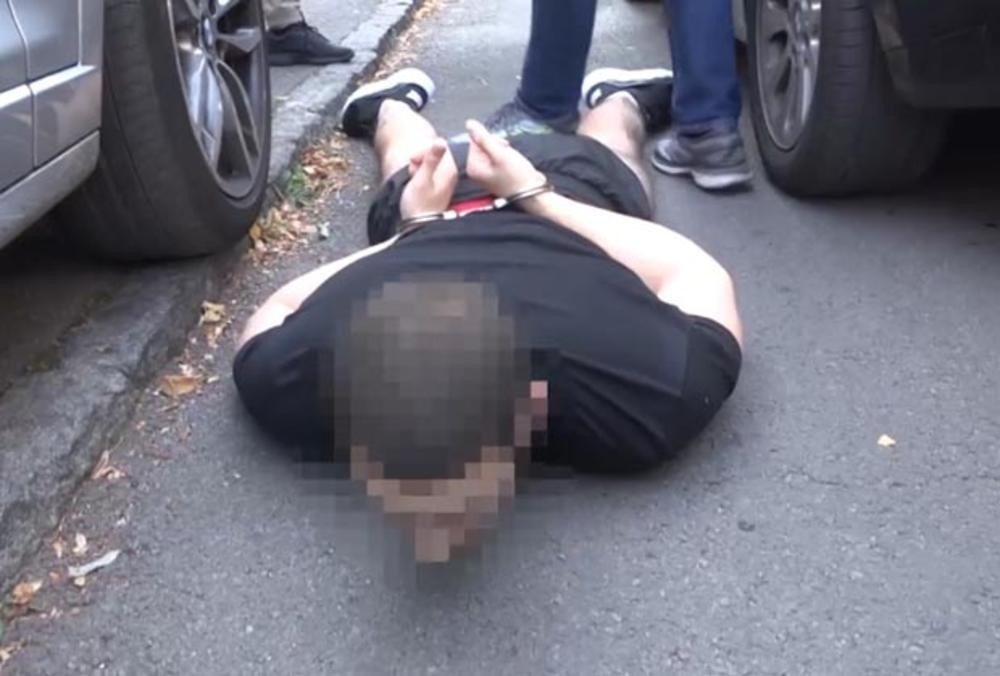 Dobio batine isopred fast fuda, otišao po pištolj, pa pripucao na policajce