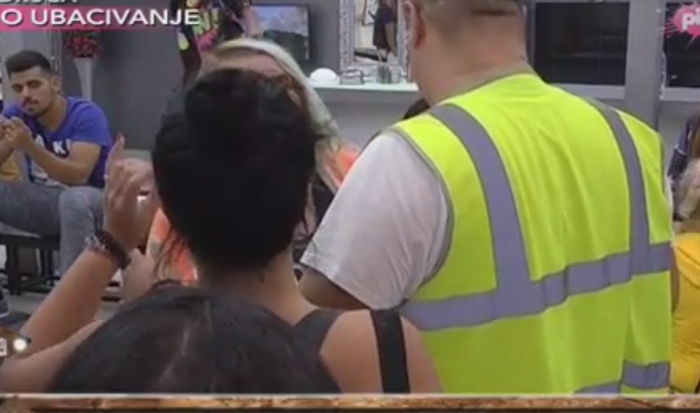 TROJICA SPREČAVALA ZORICU DA JE NE POLOMI Skandal u Zadruzi, nikad žešći napad! (FOTO)