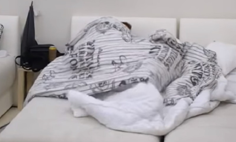 IMALI SEKS PRED ZADRUGARIMA, ČAK JE I SVETLO BILO UPALJENO: Umalo nisu pali s kreveta tokom vrele akcije