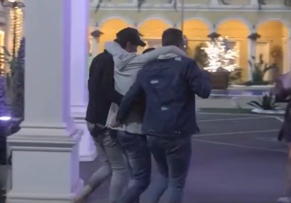 STRAVA I UŽAS U KUĆI ZADRUGE: Našli čoveka u jarku! Polivaju ga vodom, drmaju, da li diše?