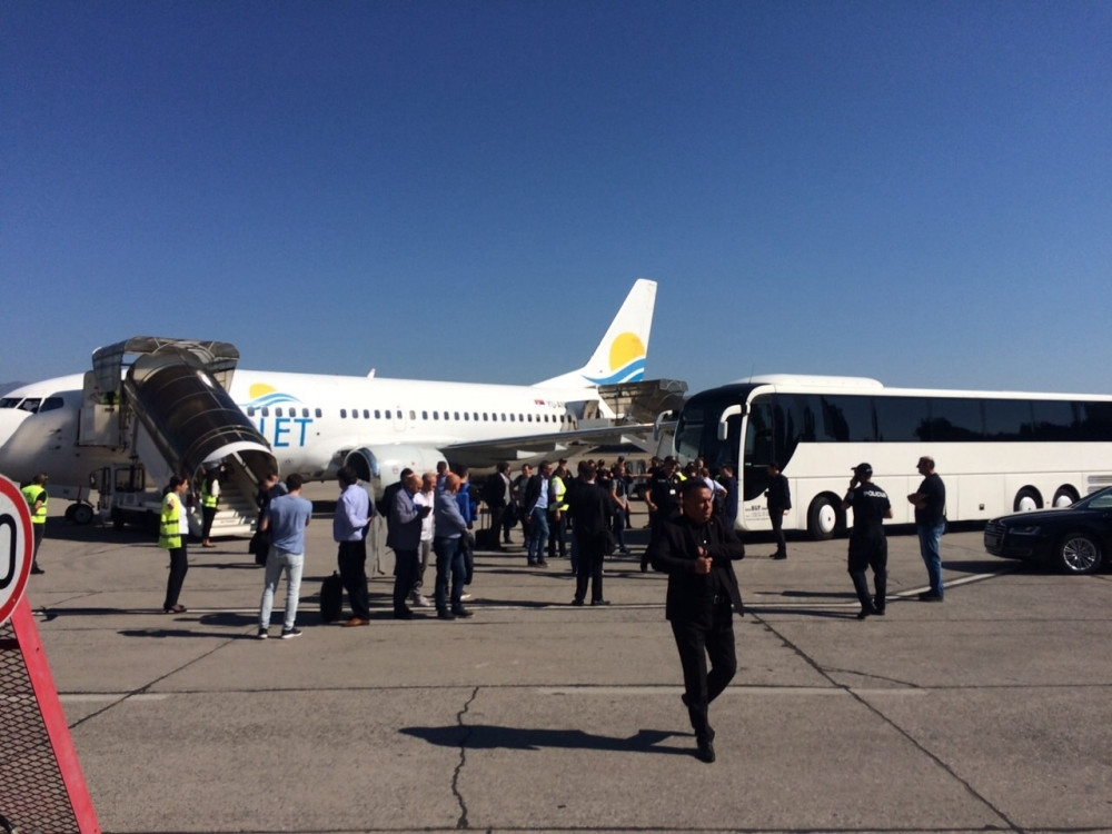 Policija sa pendrecima sačekala "orlove" na aerodromu, vanredno stanje u Podgorici! (FOTO)