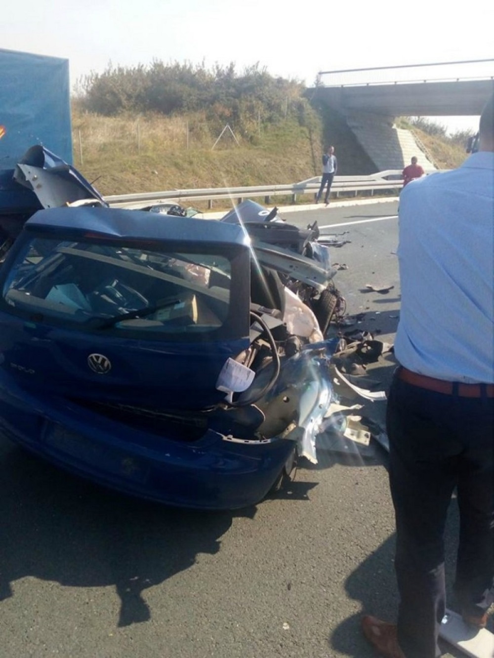 Jeziva saobraćajna nesreća kod Beške! Automobil potpuno smrskan, saobraćaj stoji (FOTO) (VIDEO)