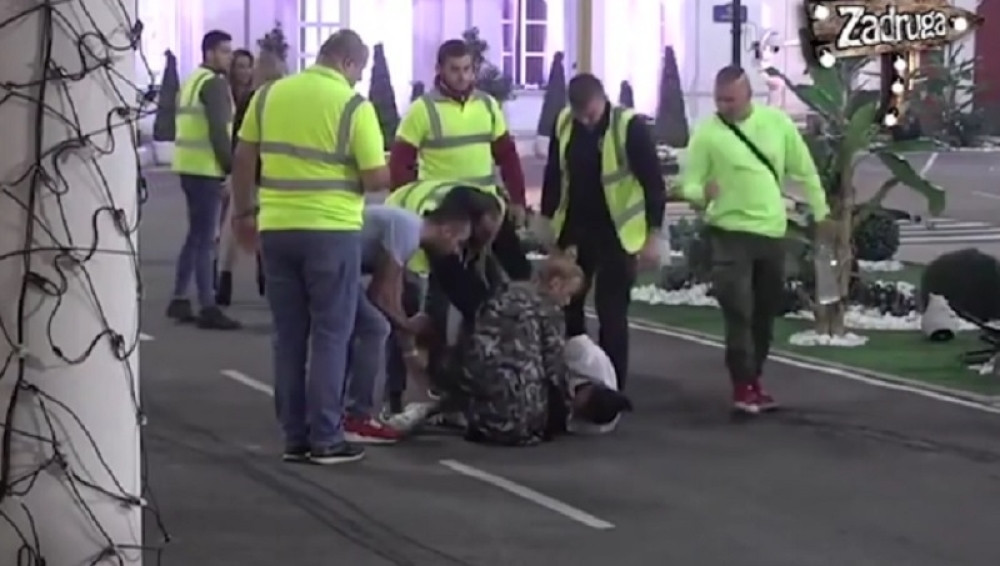 LETELI TANJIRI, PROSIPALI TUNJEVINU Brendon napadnut, obezbeđenje reagovalo!