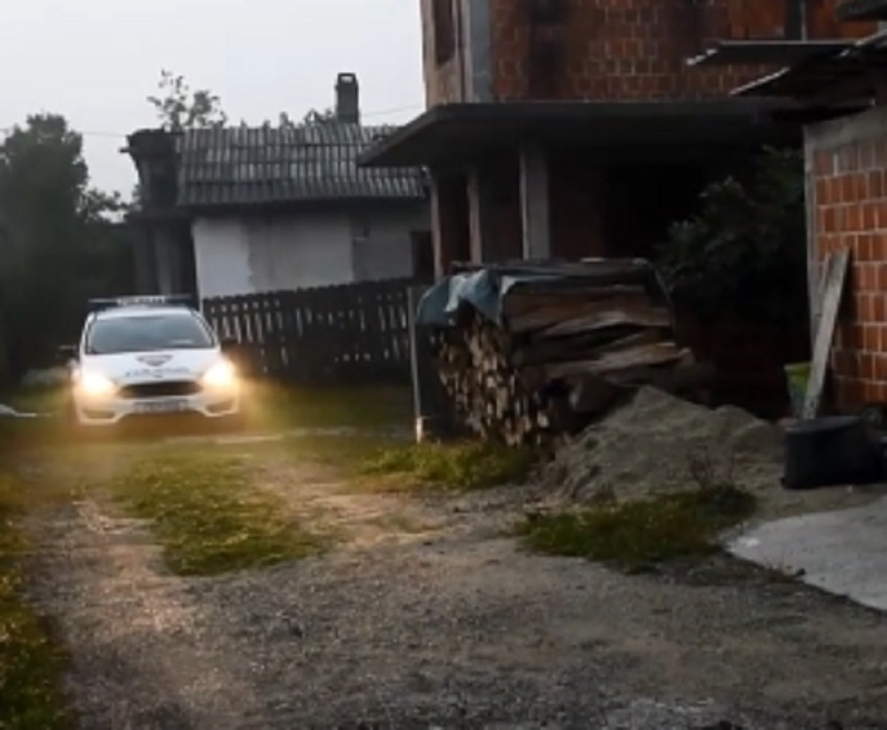 Starica i nepokretni muž goreli i gušili se u požaru, sin izašao napolje i mirno posmatrao kako mu roditelji umiru (VIDEO)