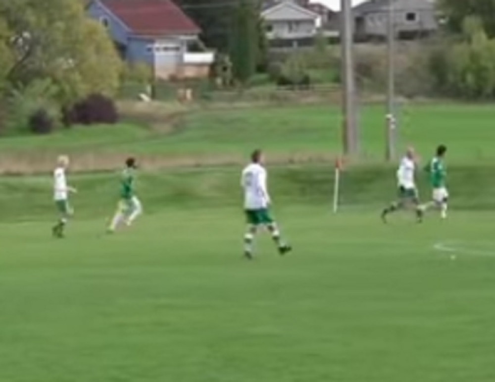 Fudbaler izbacio loptu u aut, ni slutio nije kakvu će havariju napraviti (VIDEO)