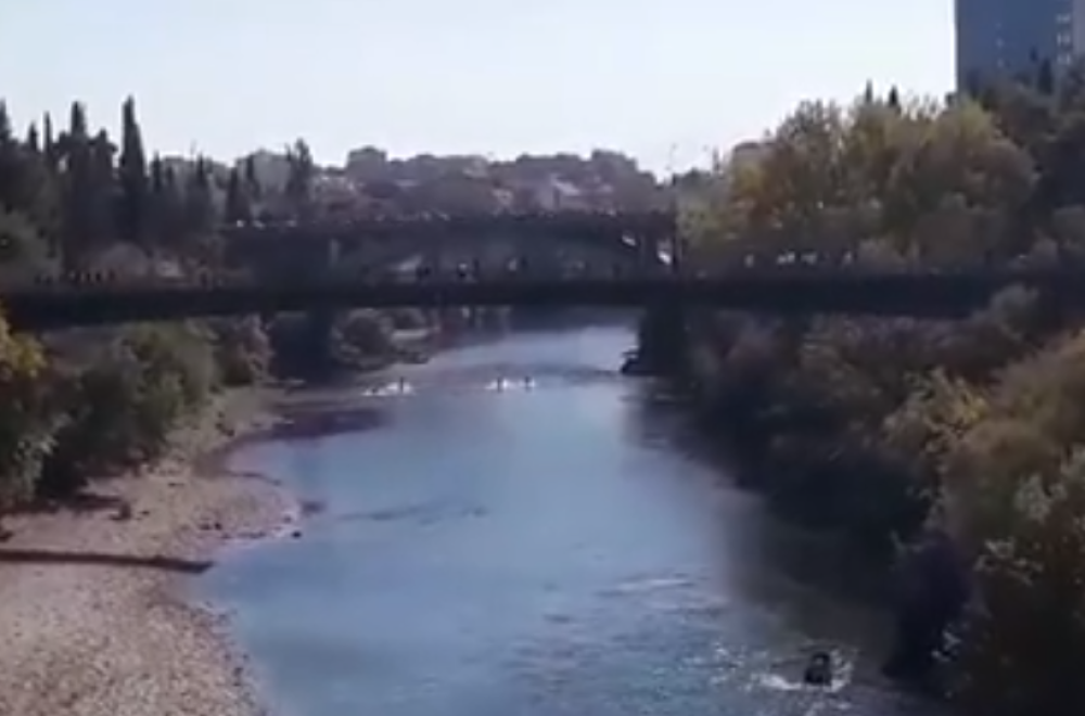 Pogledajte dramatično hapšenje, ni preplivavanje reke ga nije spasilo! (VIDEO)