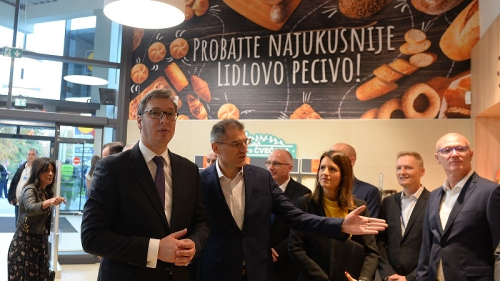 Horde ljudi čekaju s torbama, dele se flaširana voda i kroasani (FOTO/VIDEO)