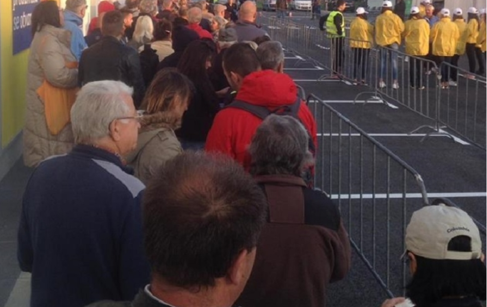 Gospođe bi da se naspavaju, pa upadnu preko reda, ne može! Sikter! HAOS U REDU ISPRED LIDLA!