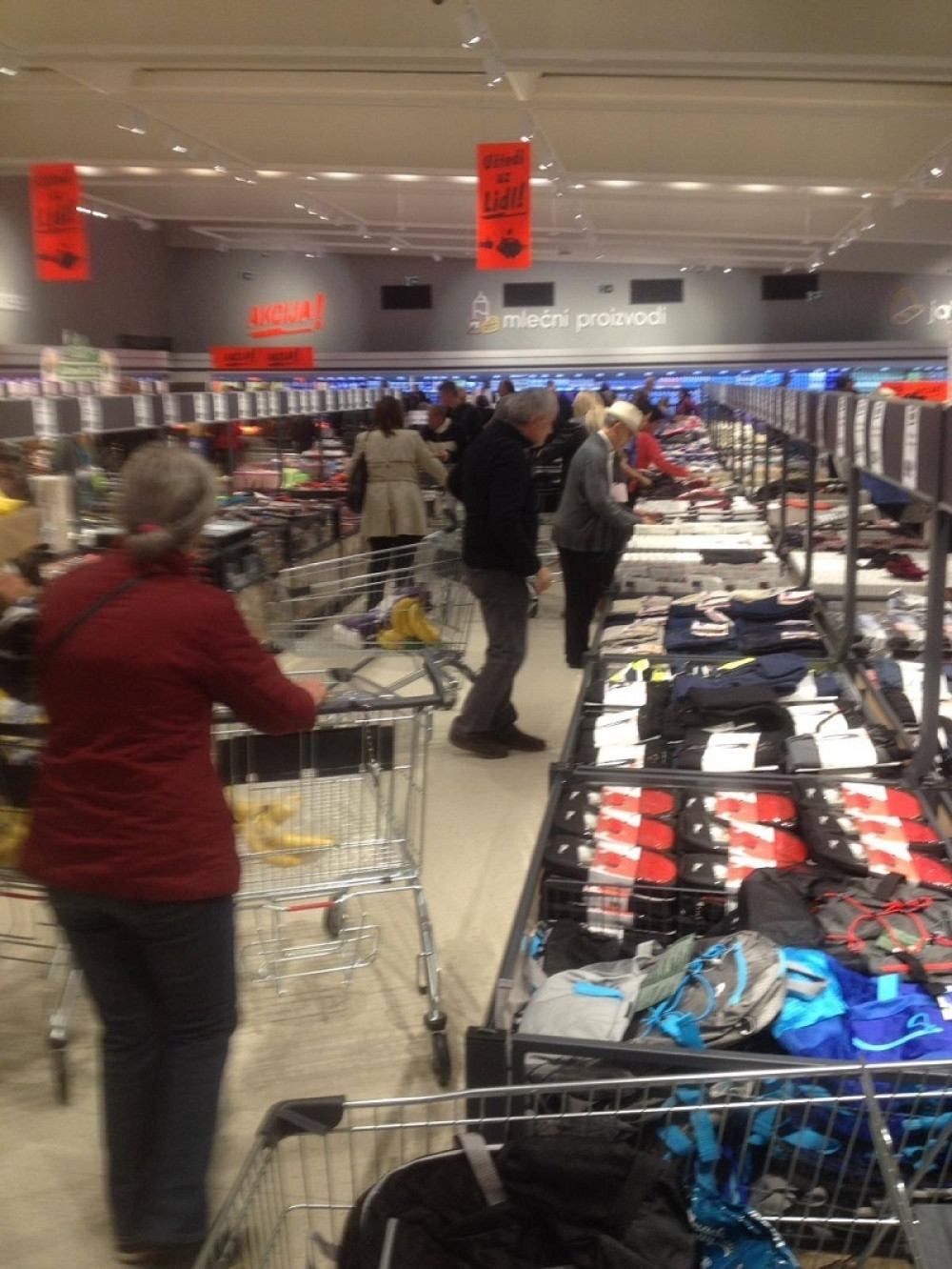 Osim pilića i banana, Srbi su na otvaranju Lidla kupovali i sledeće namirnice! Jedna je bila EKSTREMNO JEFTINA!