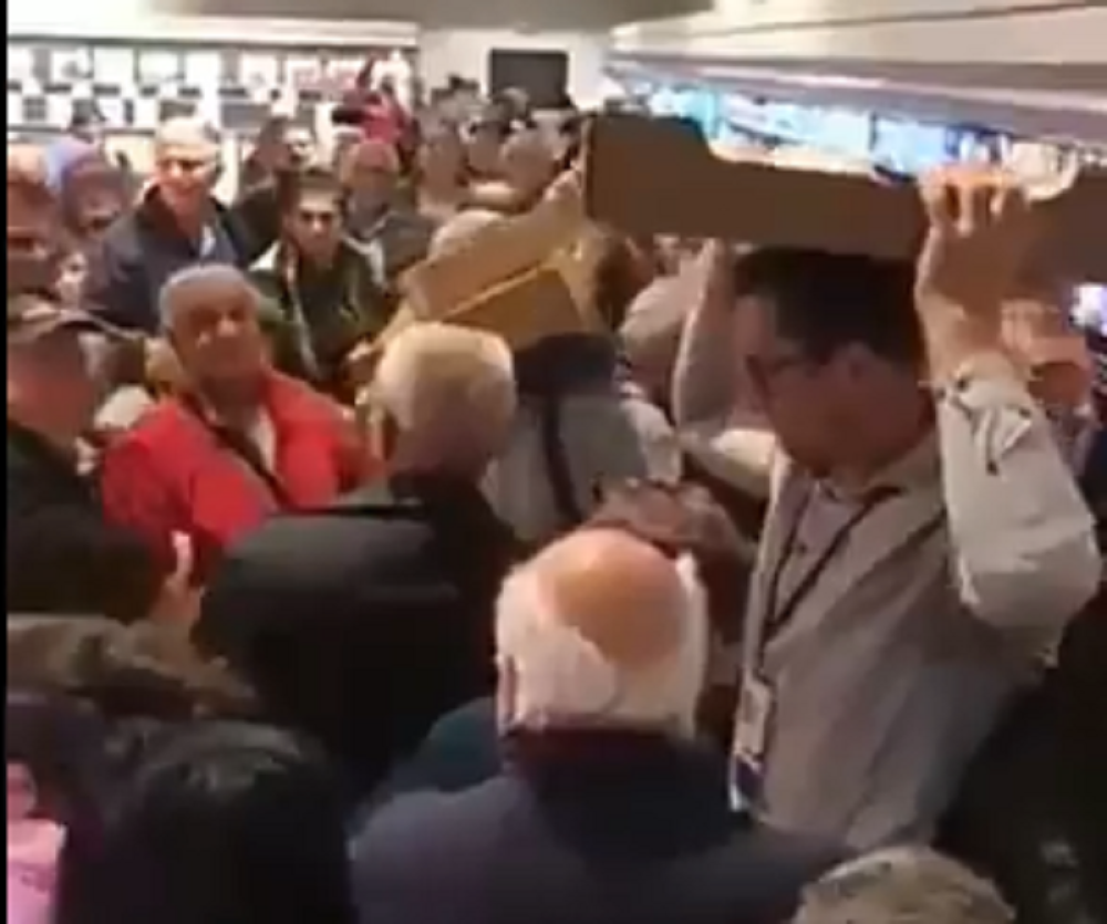 DAJ, BRE `VAMO, TO JE MOJE PILE! Smešna scena iz Lidl-a, zamalo da se dohvate za guše!