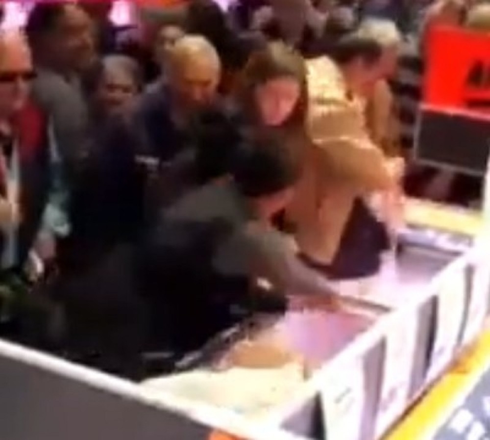 Opšti haos u Leskovačkom Lidlu! Žena skočila preko frižidera i ne da nikome da mu se približi (VIDEO)