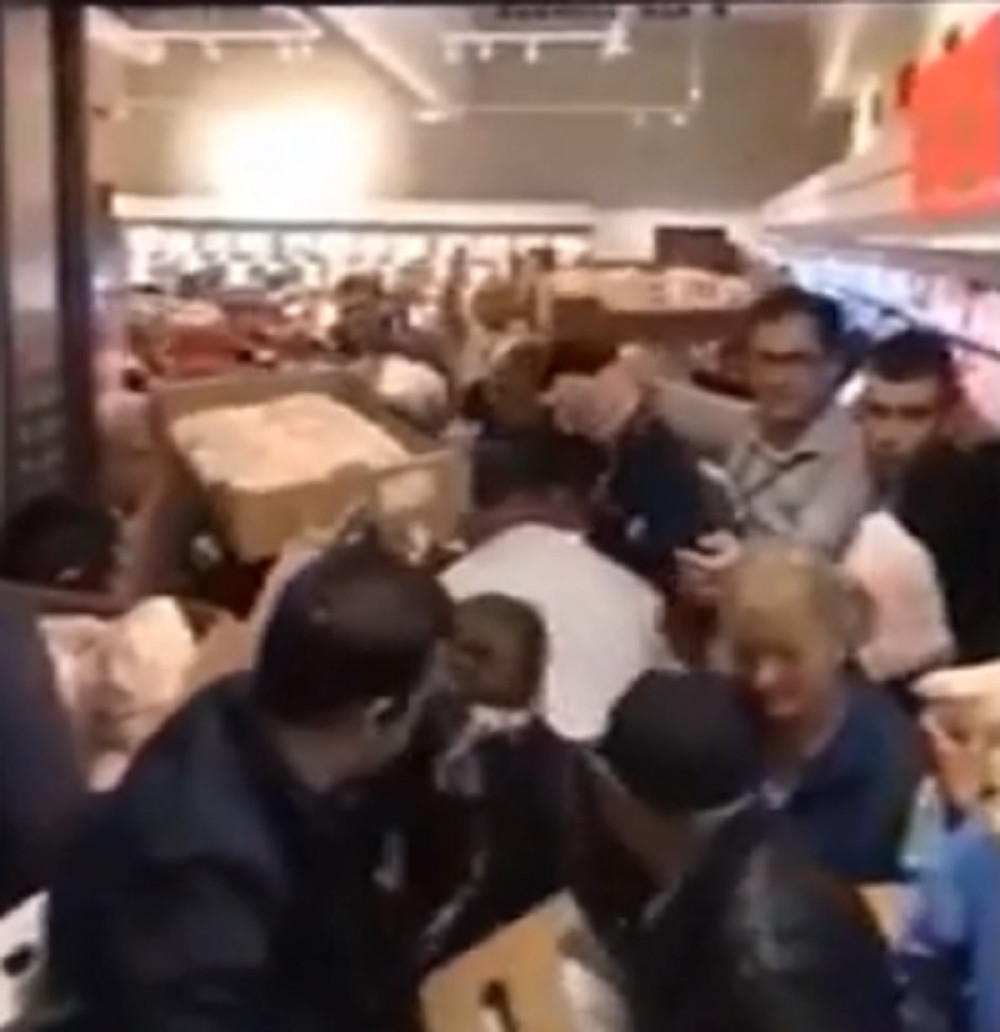 Građani se tukli za piletinu u "Lidlu", kada su izneli batake, pohrlio je stampedo!