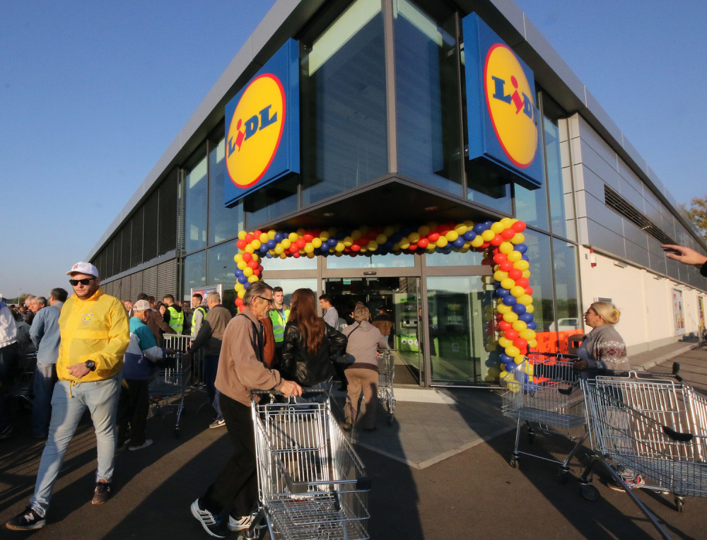 Otišli smo danas u "Lidl" u Beogradu i ispred prodavnice ugledali hit prizor! Jel moguće, ljudi? (FOTO)