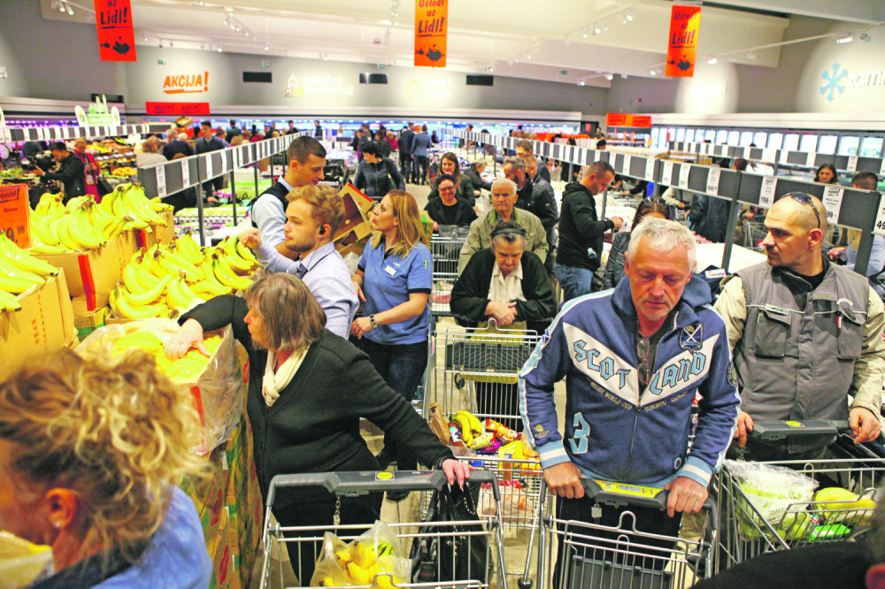 Juče je cela Srbija pričala o pohodu na piliće u "Lidlu", a za to vreme lekari u bolnici u Leskovcu su bili šokirani, razlog je hit!