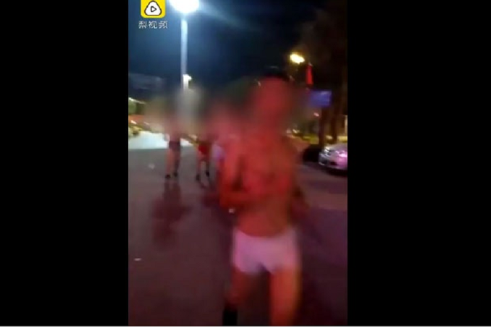 Šef iz pakla naterao radnike da polugoli trče gradom, nisu se bunili (VIDEO)