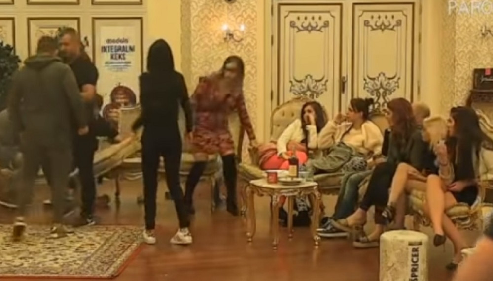 PRODUKCIJA HITNO PREKINULA PROGRAM: Odvalila joj je šamarčinu, a onda je Benjamin nasrnuo na Marinkovića! Leteo nameštaj u Parovima!