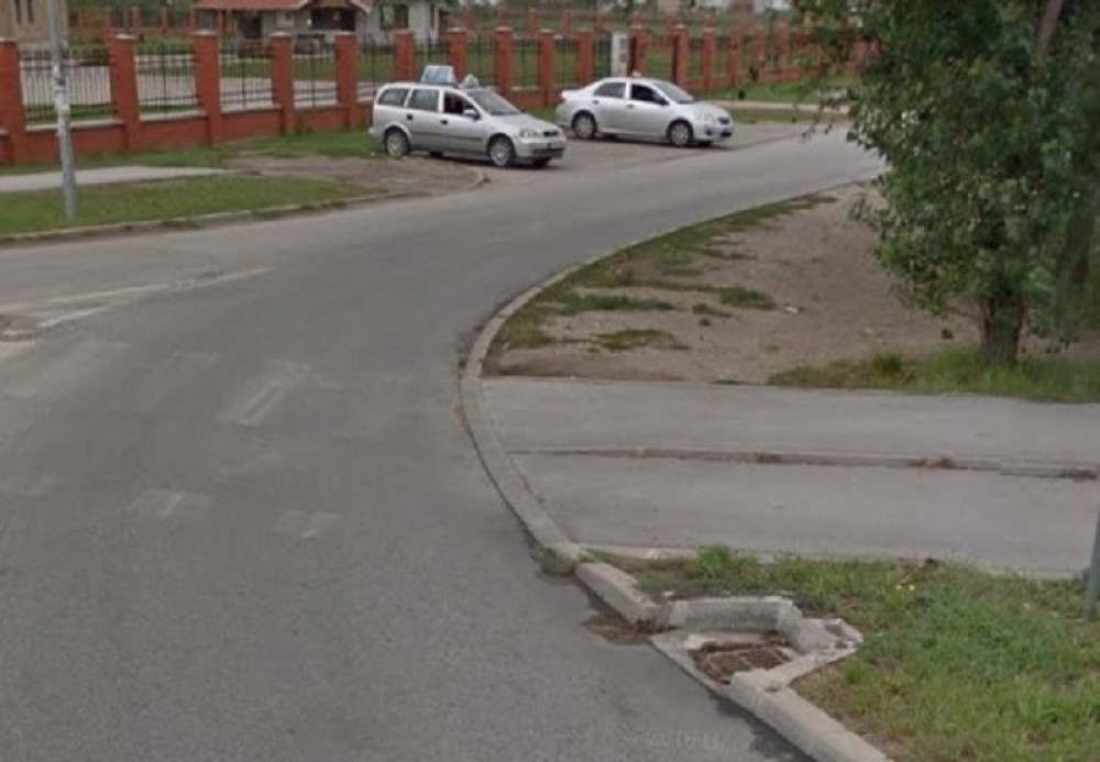 Zabio se karavanom u parkirana vozila, pa se odbio i odleteo skroz na drugu stranu (FOTO)