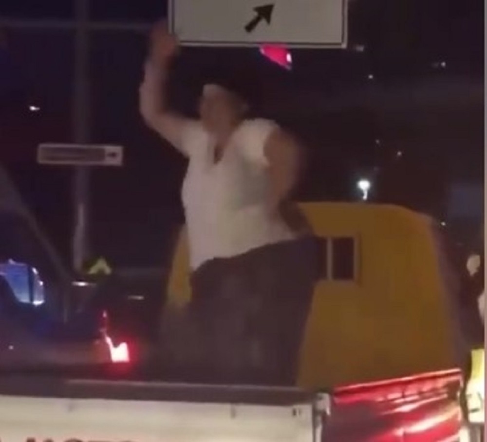 Baba je zaigrala u vozilu na semaforu, ali to nije sve! Kad vidite šta je usledilo, PREVRNUĆETE SE SA STOLICE (VIDEO)