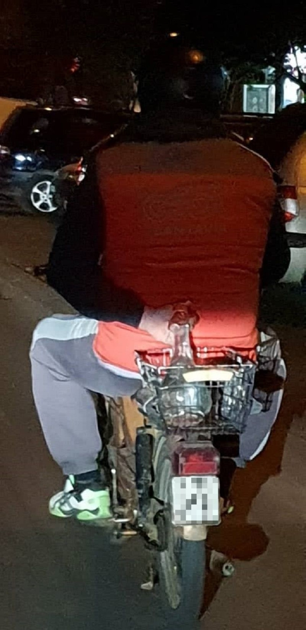 Fotka meseca stiže iz Kule! Lik je vozio motor, nikad nećete pogoditi šta je bilo iza njega u korpi (FOTO)