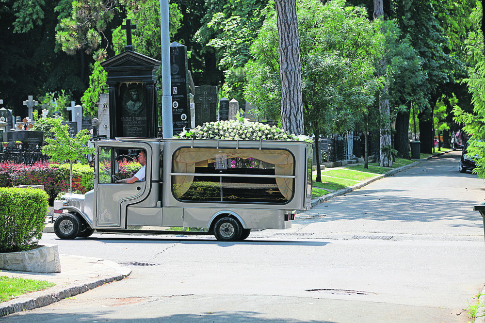 Danas je dan kada bi trebalo da se setimo onih koji su nas napustili: Pođite ne samo na groblje, već i u crkvu i ne zaboravite jedan papirić