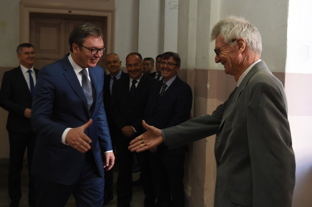 Predsednik Vučić obišao Zemunsku gimnaziju, koju je i pohađao, i najavio rekonstrukciju (FOTO)