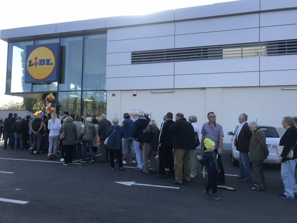 Baka Marija iz Kumodraža čekala u redu za piliće, a posle njene ispovesti biće vas sramota što ste se podsmevali svim tim ljudima