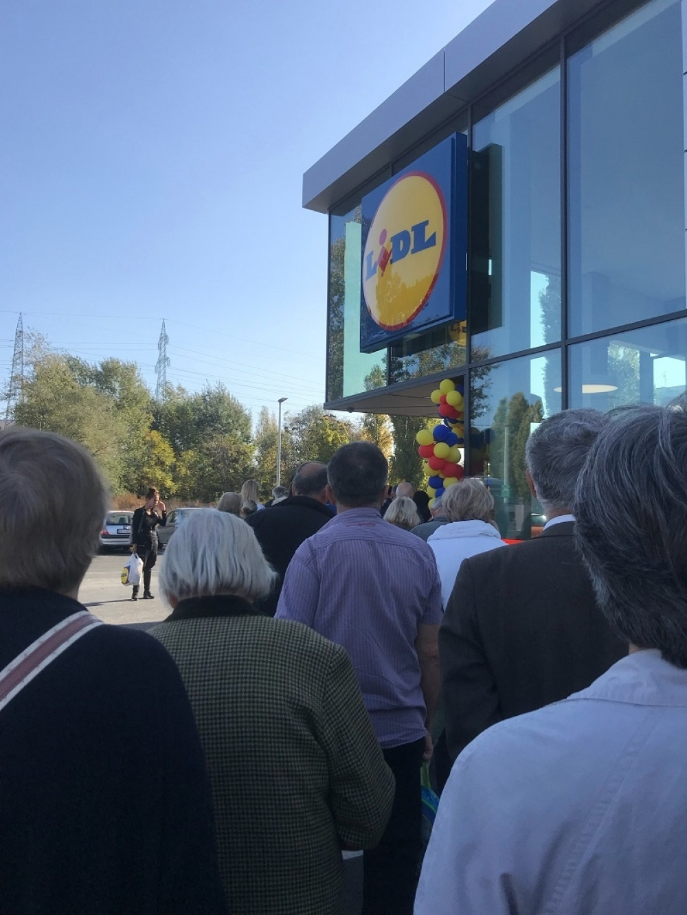 Ako ste mislili da je red ispred Lidla jedina prepreka do namirnica, prevarili ste se! Tek kad uđete, čeka vas pravi haos (FOTO)