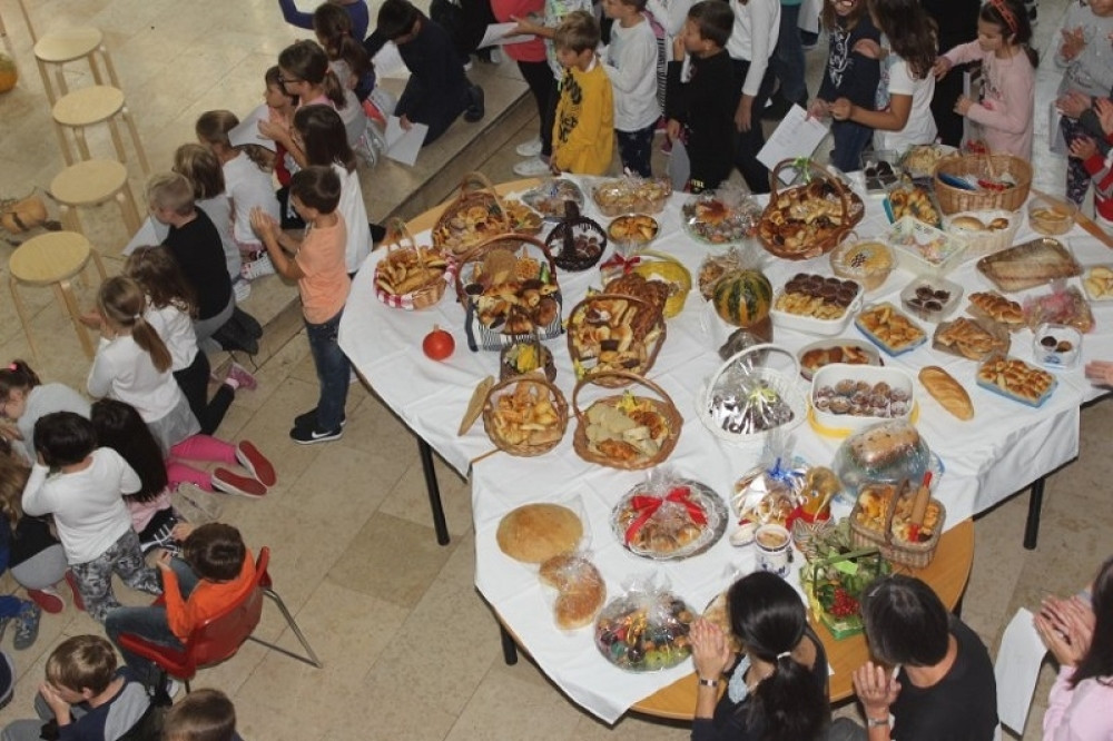 Skandal u osnovnoj školi u Zagrebu! Katolički pop terao pravoslavnu decu da urade nešto SRAMNO! (FOTO)