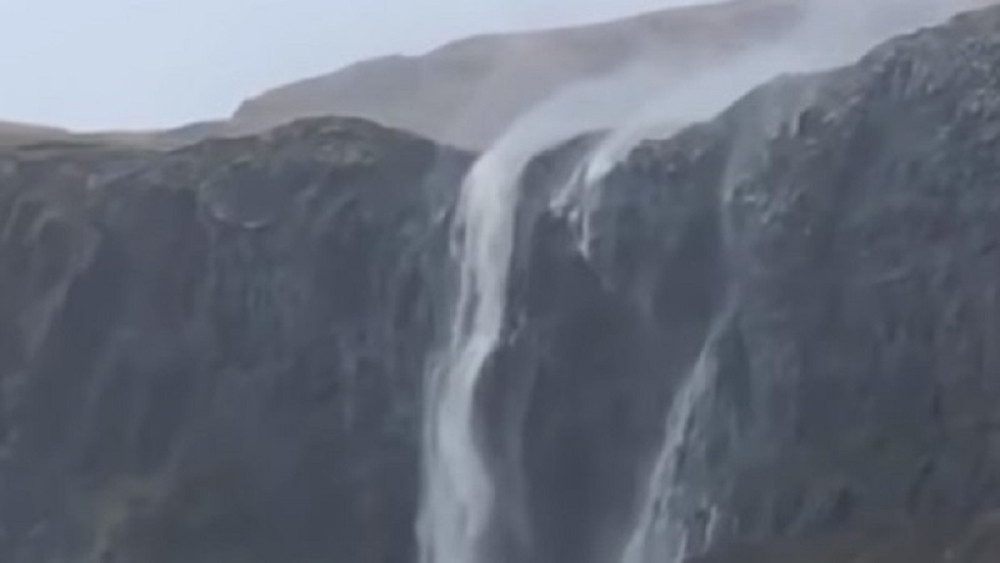 Oluja je donela pravi spektakl! U ovoj zemlji vetrovi su toliko snažni da vodopad bukvalno "ide unazad" (VIDEO)