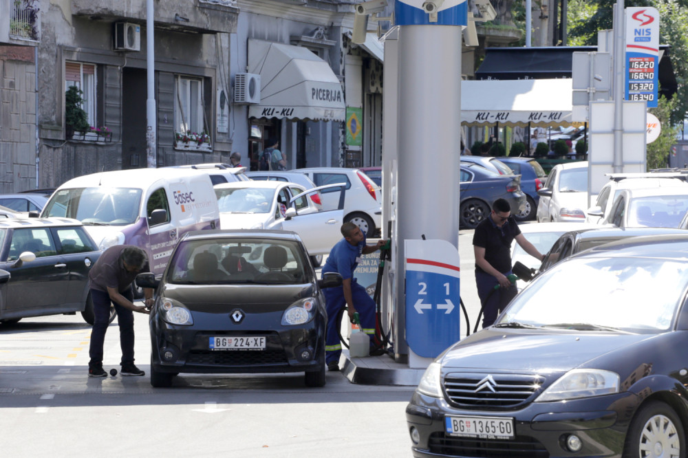 Dizel jeftiniji za 9, benzin i gas za 4 dinara!