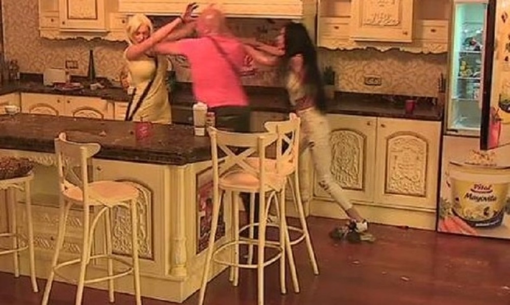 "POLOMIĆU TE, K*RVETINO RASPALA" Dika nasrnuo na Ilijanu! Leteli tanjiri, obezbeđenje ga jedva razdvojilo!