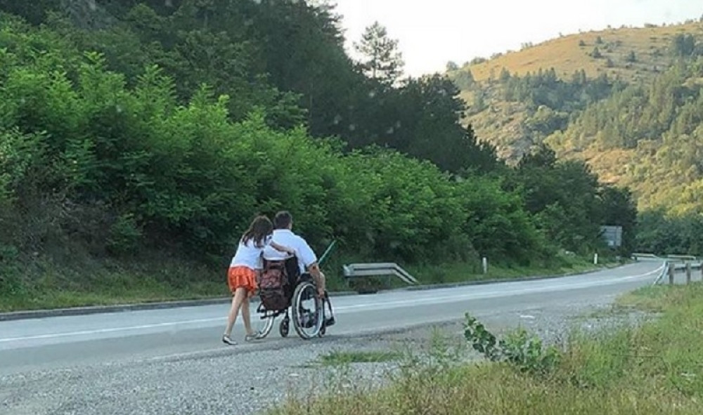 Devojčica sama po planini gurala oca u kolicima, a onda se pojavio pomoćnik Saše Đorđevića i dogodila se NAJLEPŠA PRIČA GODINE (VIDEO)