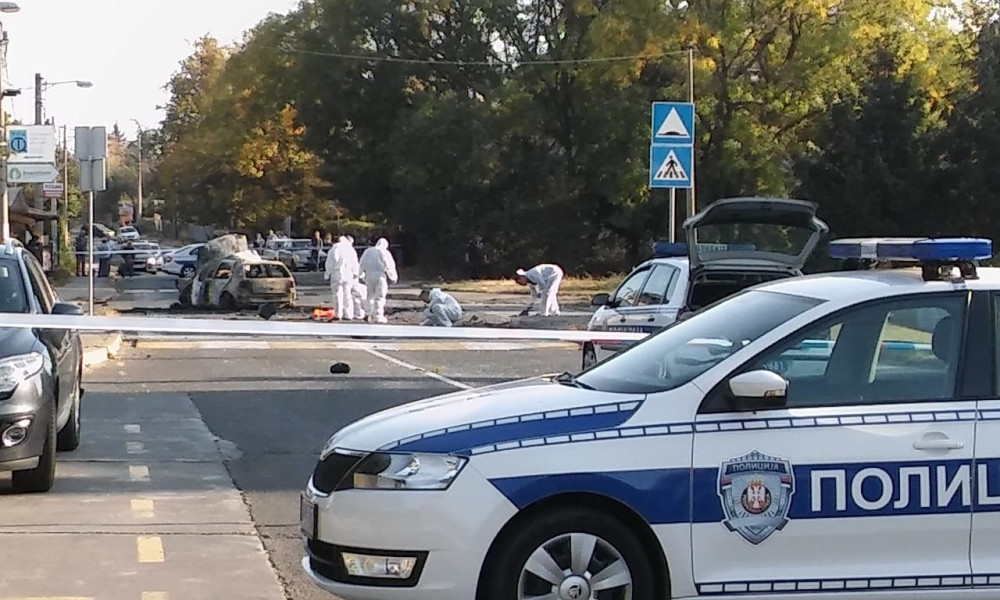 Prvi snimak sa mesta ekplozije u Beogradu! Automobil potpuno uništen, vatrogasci gase požar! (FOTO)